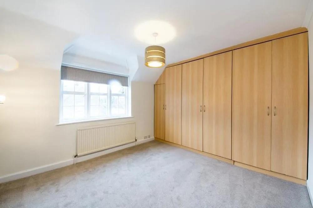 Asmuns Place, London